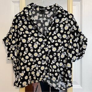 Hot Topic Black Button-Up Shirt with White Skulls and White & Yellow Daisies